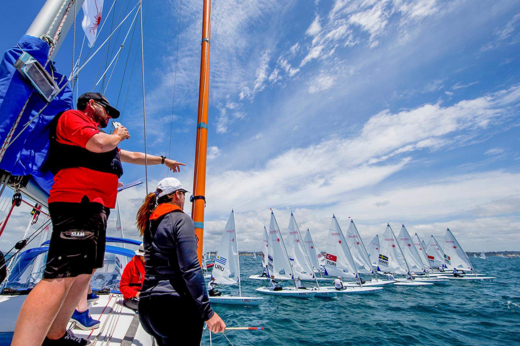 Young sail. Чемпионы парусного спорта. Парусный спорт в новой Зеландии. Яхта новая Зеландия. Яхтинг в новой Зеландии.